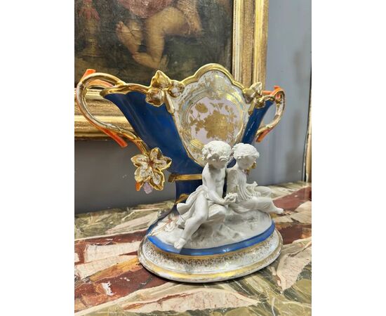 
Centrotavola in porcellana smaltata, XIX secolo