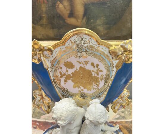 
Centrotavola in porcellana smaltata, XIX secolo