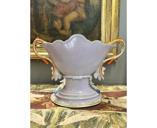 
Centrotavola in porcellana smaltata, XIX secolo