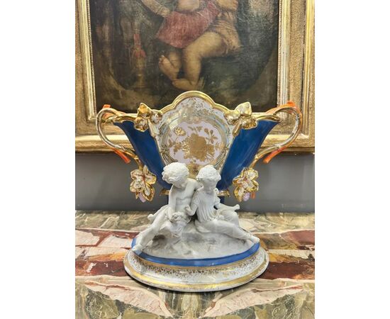 
Centrotavola in porcellana smaltata, XIX secolo