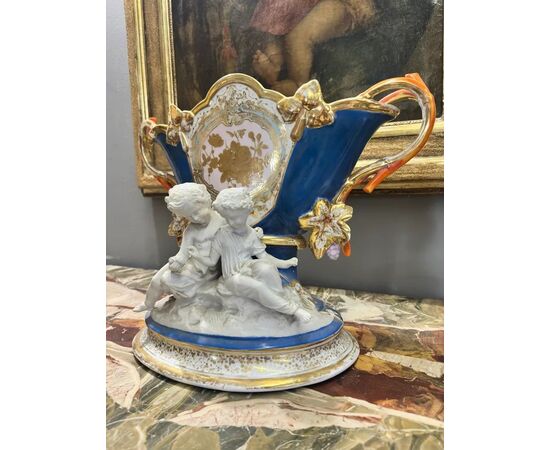 
Centrotavola in porcellana smaltata, XIX secolo