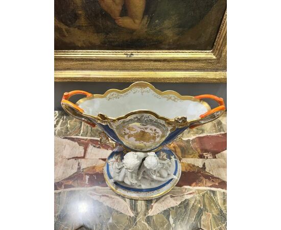 
Centrotavola in porcellana smaltata, XIX secolo