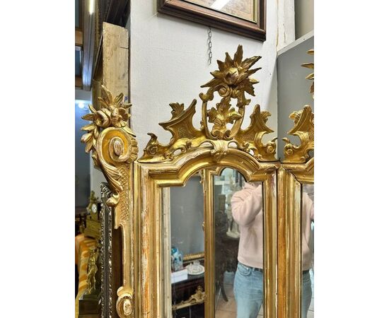 
Specchiera Angolare Luigi XV in Legno Dorato, XVIII secolo