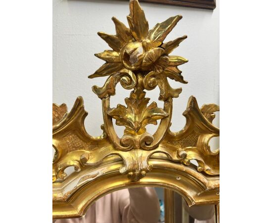 
Specchiera Angolare Luigi XV in Legno Dorato, XVIII secolo