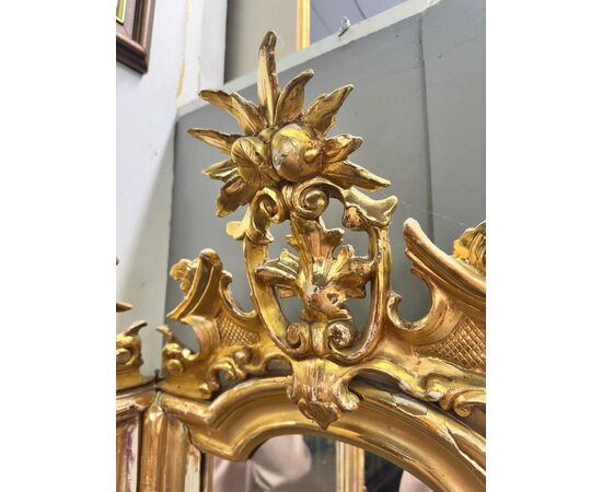 
Specchiera Angolare Luigi XV in Legno Dorato, XVIII secolo