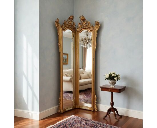 
Specchiera Angolare Luigi XV in Legno Dorato, XVIII secolo