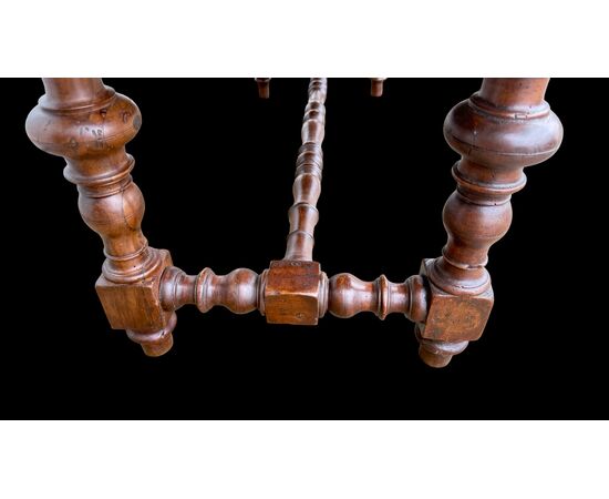 Tavolino da salotto in noce massello.