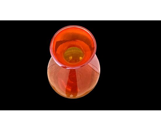 Vaso in vetro soffiato rosso arancio.Murano