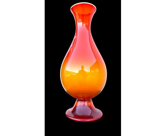 Vaso in vetro soffiato rosso arancio.Murano
