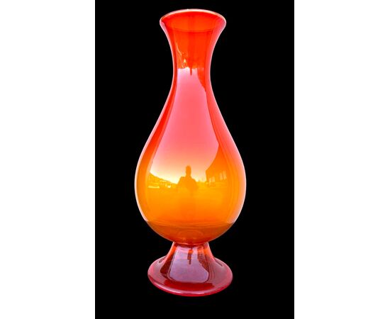 Vaso in vetro soffiato rosso arancio.Murano