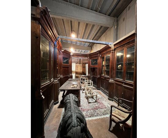 LIB160 - Farmacia in noce, con colonne e due porte, epoca '800, misure metri lineari 9,34 x H 2,84