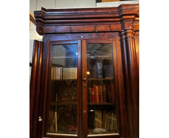 LIB160 - Farmacia in noce, con colonne e due porte, epoca '800, misure metri lineari 9,34 x H 2,84