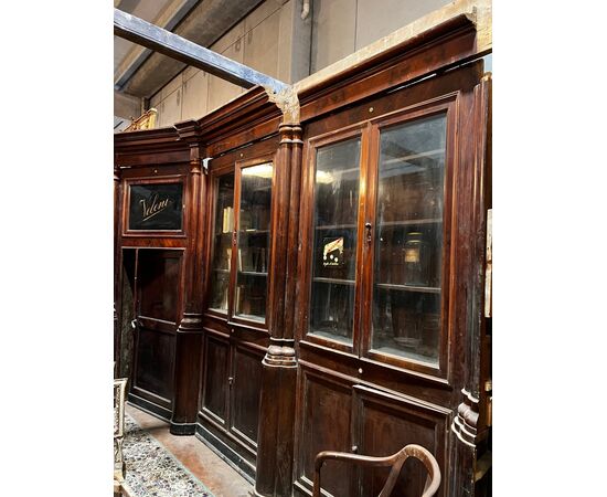 LIB160 - Farmacia in noce, con colonne e due porte, epoca '800, misure metri lineari 9,34 x H 2,84