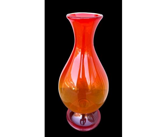 Vaso in vetro soffiato rosso arancio.Murano