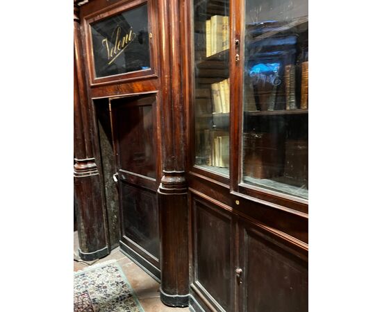 LIB160 - Farmacia in noce, con colonne e due porte, epoca '800, misure metri lineari 9,34 x H 2,84