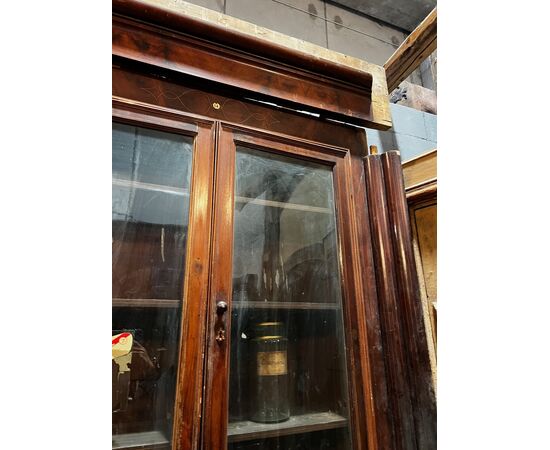 LIB160 - Farmacia in noce, con colonne e due porte, epoca '800, misure metri lineari 9,34 x H 2,84