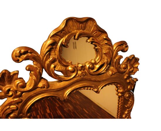 Specchio da parete in legno finemente intagliato e dorato - XIX secolo