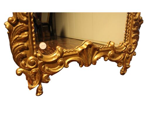 Specchio da parete in legno finemente intagliato e dorato - XIX secolo