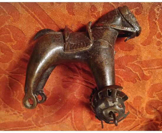 Antico giocattolo indiano in bronzo a forma di cavallo