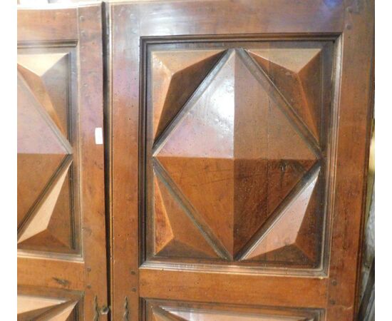 pan187 two doors in walnut with a diamond tip, cm. 161 x 110 tot     