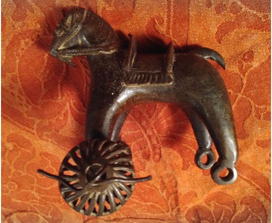 Antico giocattolo indiano in bronzo a forma di cavallo