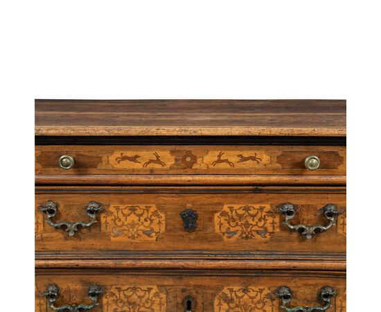 Cassettone in legno massello con intarsi a scene di caccia. Verona, XVII secolo.