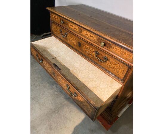 Cassettone in legno massello con intarsi a scene di caccia. Verona, XVII secolo.