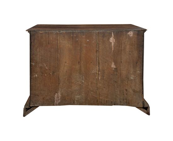 Cassettone in legno massello con intarsi a scene di caccia. Verona, XVII secolo.