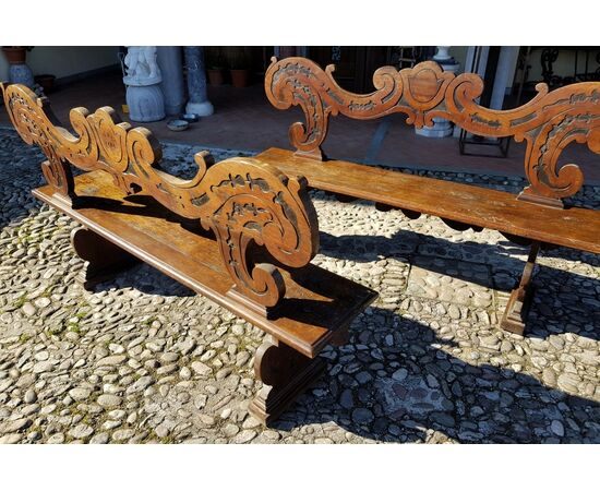 Pair of noble benches in carved solid walnut. Northern Italy, 17th century.