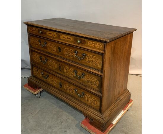 Cassettone in legno massello con intarsi a scene di caccia. Verona, XVII secolo.