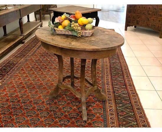 Tavolino ovale Art Nouveau in noce massello