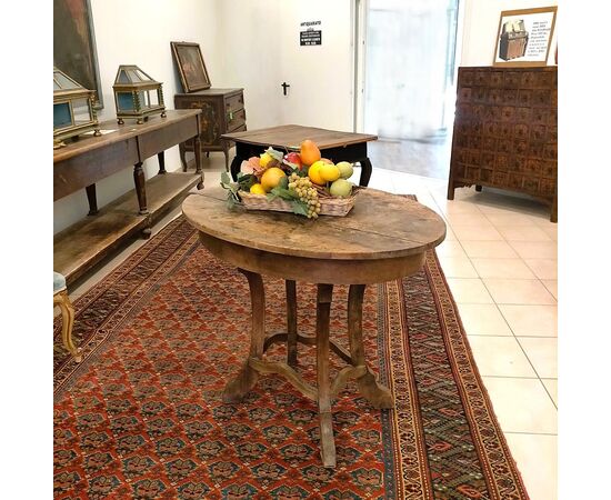 Tavolino ovale Art Nouveau in noce massello