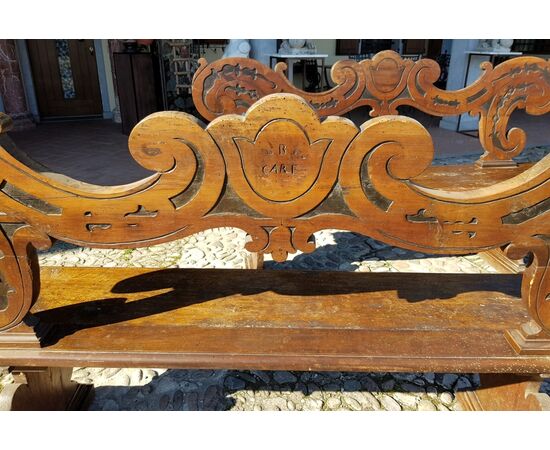 Pair of noble benches in carved solid walnut. Northern Italy, 17th century.