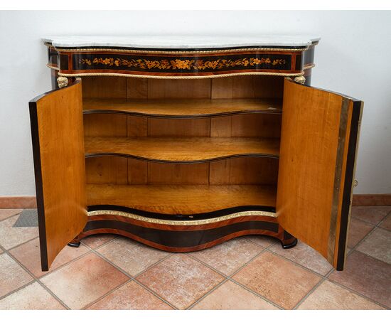 Credenza antica Napoleone III Francese in legni esotici pregiati con innesti di elementi in bronzo dorato. Periodo XIX secolo.