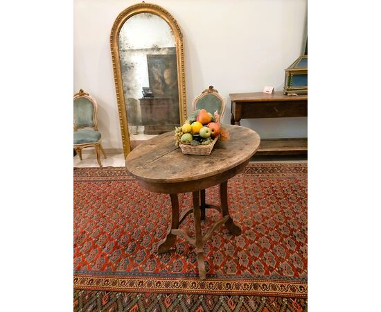 Tavolino ovale Art Nouveau in noce massello