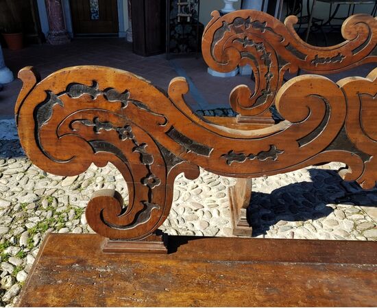 Pair of noble benches in carved solid walnut. Northern Italy, 17th century.