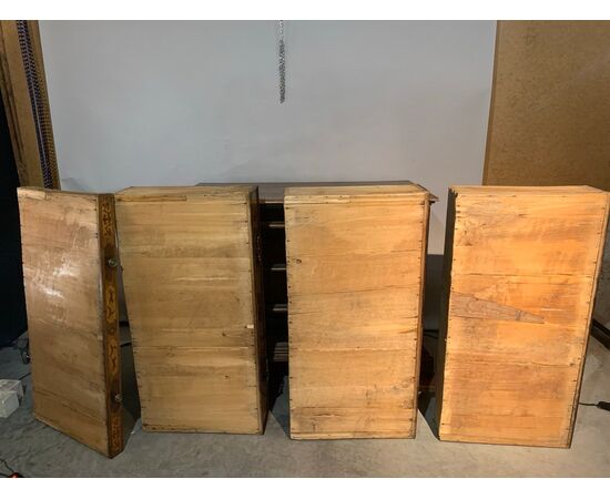 Cassettone in legno massello con intarsi a scene di caccia. Verona, XVII secolo.