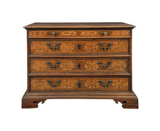 Cassettone in legno massello con intarsi a scene di caccia. Verona, XVII secolo.