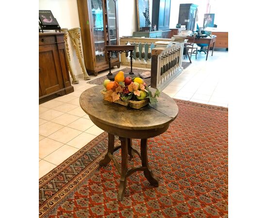 Tavolino ovale Art Nouveau in noce massello