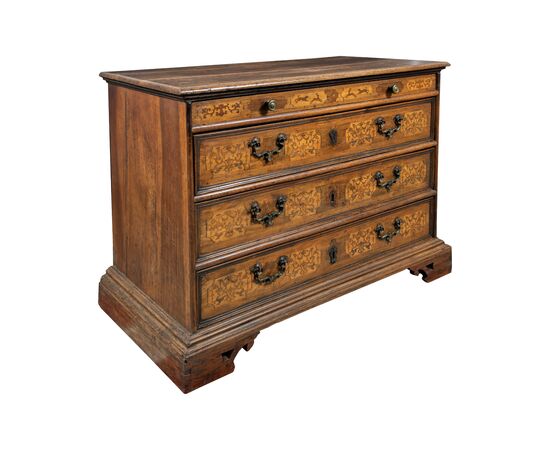 Cassettone in legno massello con intarsi a scene di caccia. Verona, XVII secolo.