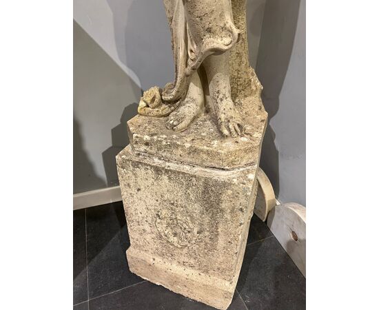 Scultura raffigurante figura femminile