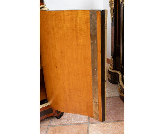 Credenza antica Napoleone III Francese in legni esotici pregiati con innesti di elementi in bronzo dorato. Periodo XIX secolo.