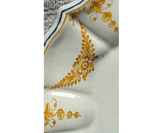 Piatto in maiolica decorato con personaggio in ambiente agreste.Manifattura Coppellotti.Lodi.