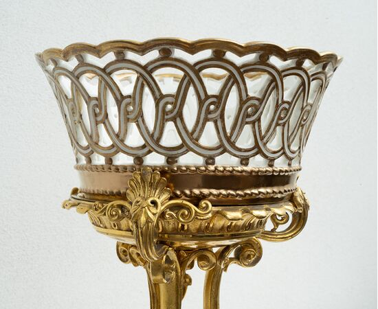 Centrotavola antico Napoleone III in bronzo dorato e porcellana di Meissen appartenente alla seconda metà del XIX secolo.