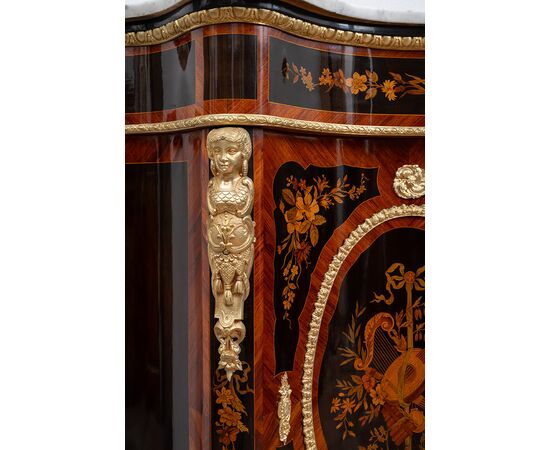 Credenza antica Napoleone III Francese in legni esotici pregiati con innesti di elementi in bronzo dorato. Periodo XIX secolo.