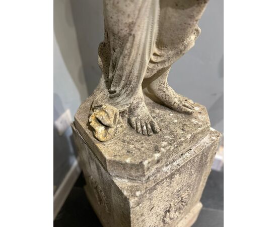 Scultura raffigurante figura femminile