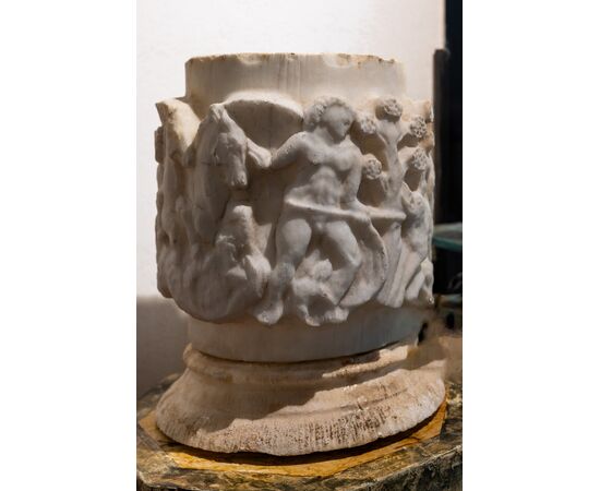 Altorilievo circolare in marmo con scena di caccia e corteo a cavallo - XVII/XVIII secolo