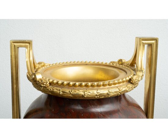 Coppia di vasi antichi Napoleone III in bronzo dorato e marmo rosso griotte. Francia XIX secolo.
