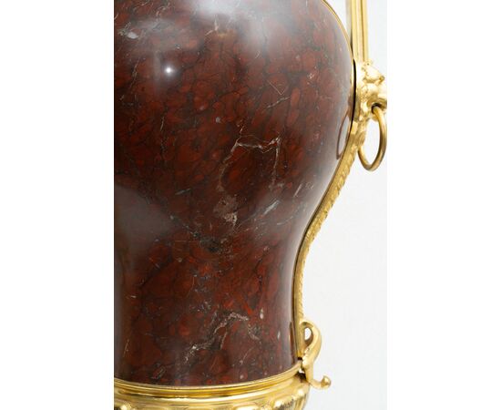 Coppia di vasi antichi Napoleone III in bronzo dorato e marmo rosso griotte. Francia XIX secolo.