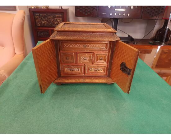 Antico monetiere asiatico